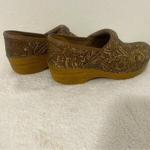 Dansko Professional Tooled Reinforced Toe Box for Protection and Comfort 6.5-7
